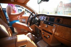 russie-homme-nu-en-voiture