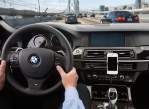 Nouveau dispositif de commande vocal dans la voiture avec siri