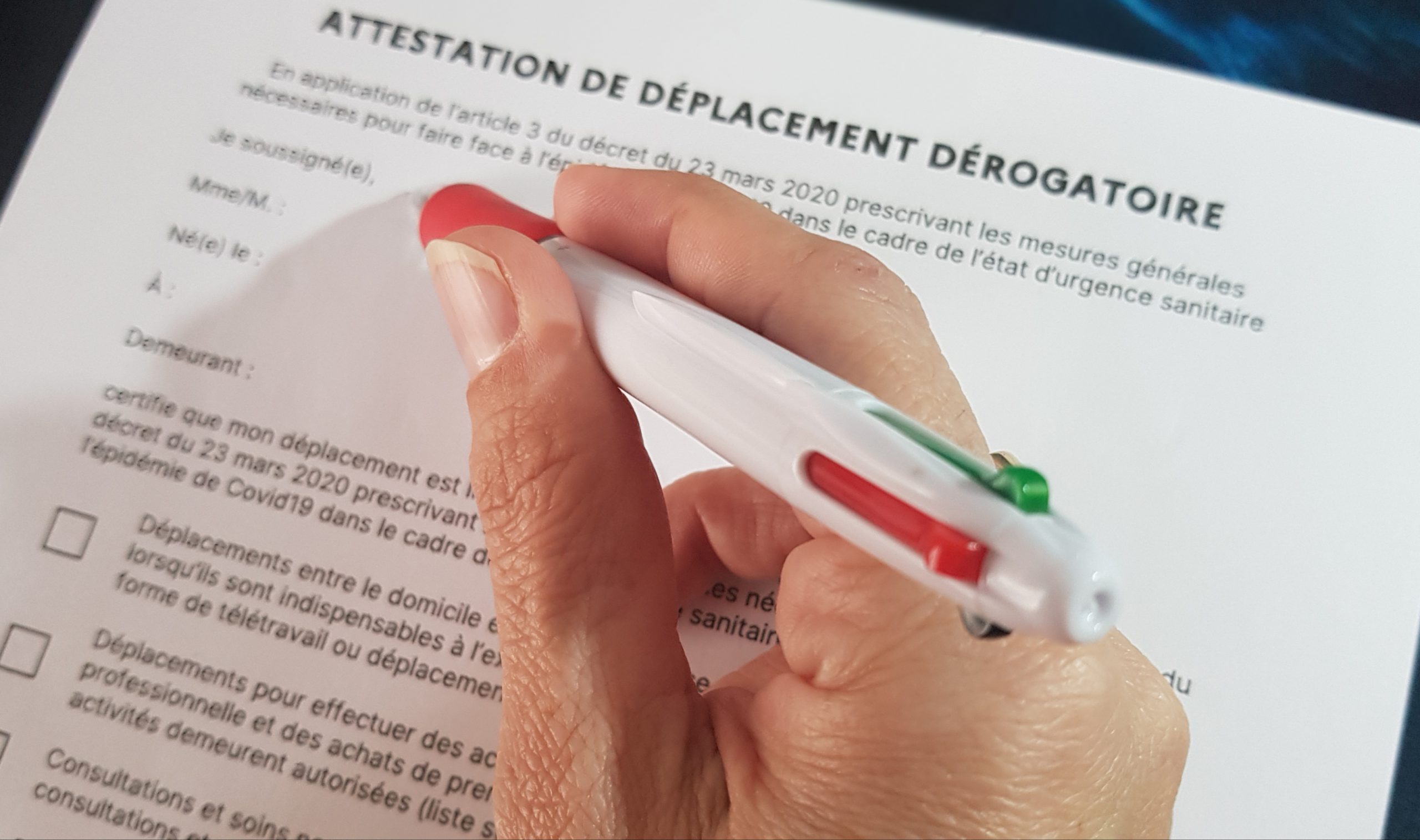 Montrer son attestation de déplacement en voiture