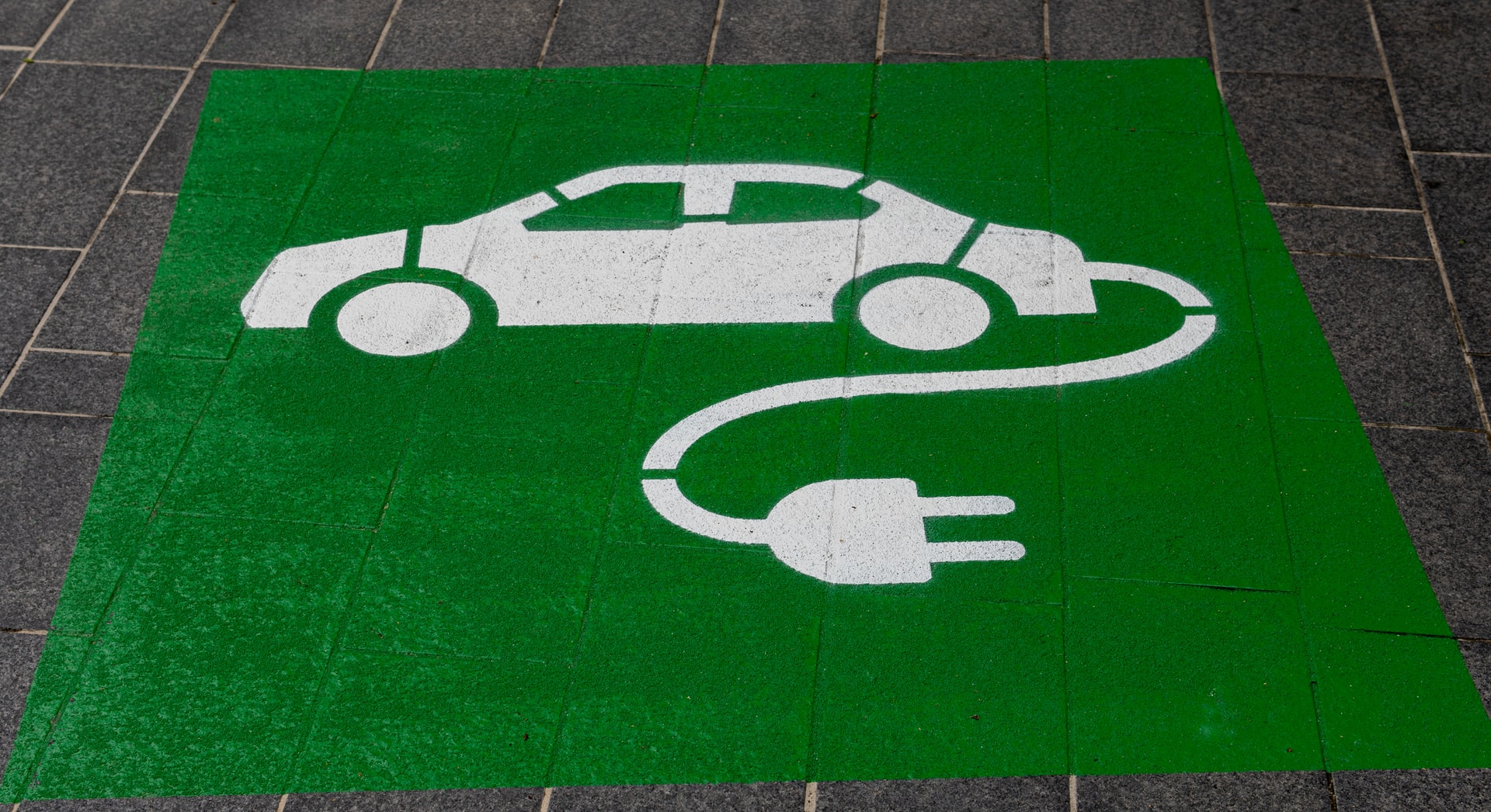 Lorsque l'on recharge sa voiture électrique, peut-on laisser un câble sur  le trottoir ? [vidéo] - Direct Assurance