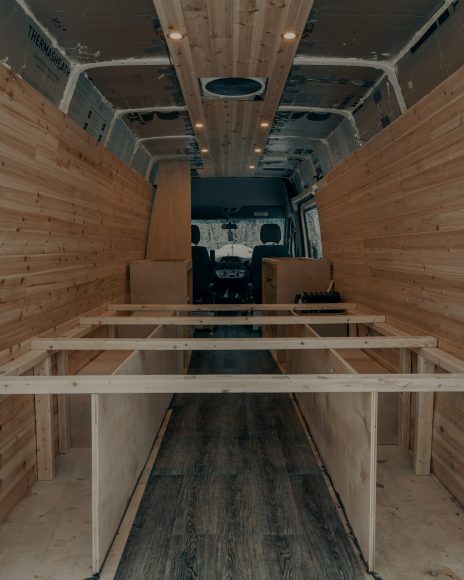 Aménagement du kit bois dans un véhicule utilitaire