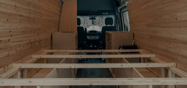 Aménagement du kit bois dans un véhicule utilitaire
