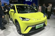 Voiture électrique chinoise BYD Seagull jaune lors d'un salon automobile