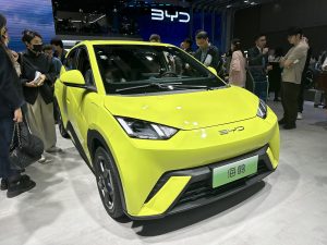 Voiture lectrique chinoise BYD Seagull jaune lors d'un salon automobile