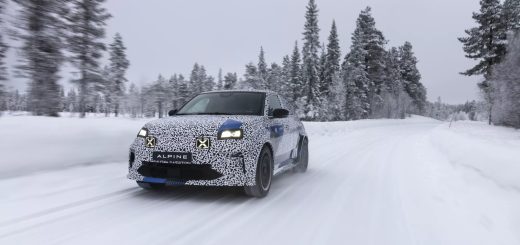 Prototype voiture Renault Alpine A290 sur route enneigée en Suède