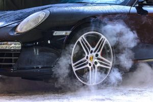 Pneu avant de voiture de sport avec fumée