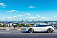 Voiture electrique au Luxembourg avec en fond vue panoramique sur une ville