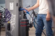 Homme utilisant un câble de recharge à une borne pour voiture électrique