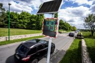 Voitures roulant sur une route avec présence de radar pédagogique solaire