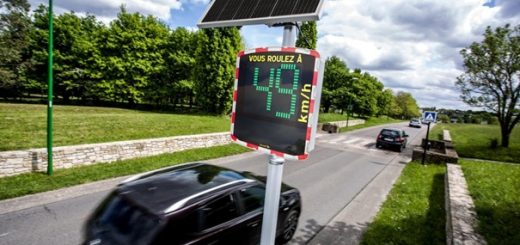Voitures roulant sur une route avec présence de radar pédagogique solaire