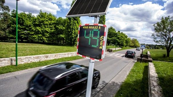Voitures roulant sur une route avec présence de radar pédagogique solaire
