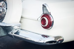 Pare-choc et feu arrière d'une voiture ancienne blanche