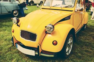 Citroen 2CV jaune de face