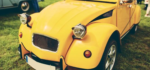 Citroen 2CV jaune de face