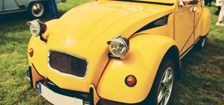 Citroen 2CV jaune de face