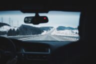 Vue autoroute et neige depuis intérieur voiture et parebrise avant