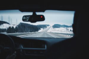Vue autoroute et neige depuis intérieur voiture et parebrise avant