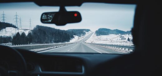 Vue autoroute et neige depuis intérieur voiture et parebrise avant