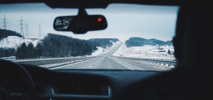 Vue autoroute et neige depuis intérieur voiture et parebrise avant